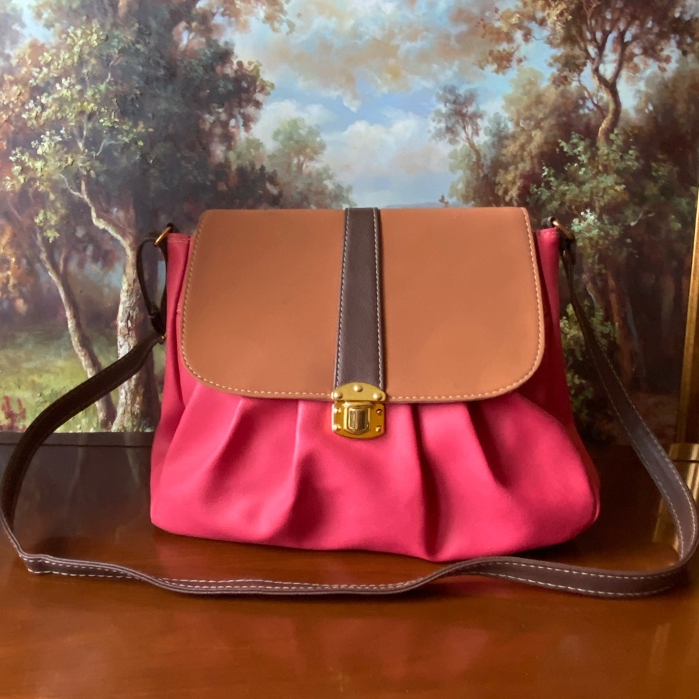 🇨🇦🇨🇦🇨🇦New without tag 
Carlo G. Salmon Coloured
Crossbody Purse 🇨🇦🇨🇦🇨🇦